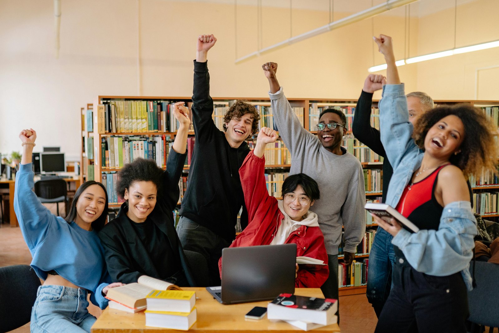 Jovens participando juntos de uma dinâmica educacional